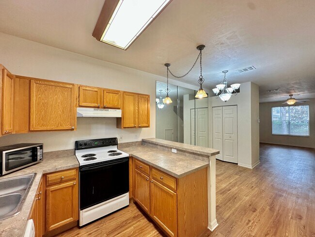 Foto del edificio - Spacious 2 Bed / 2.5 Bath Townhome in Vict...