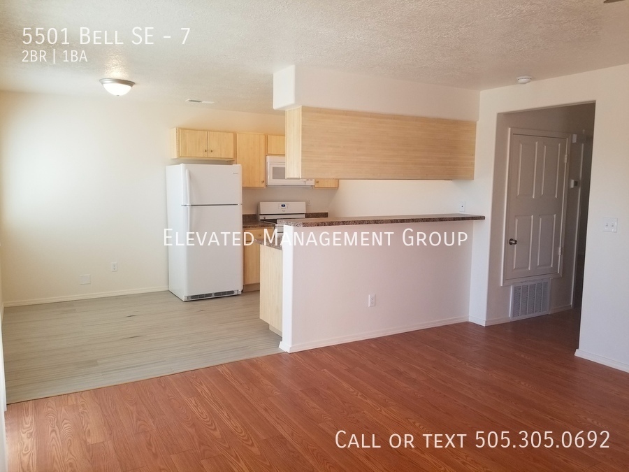 Foto principal - Move in NOW! No Carpet 2Bd/1Bath Refrigera...