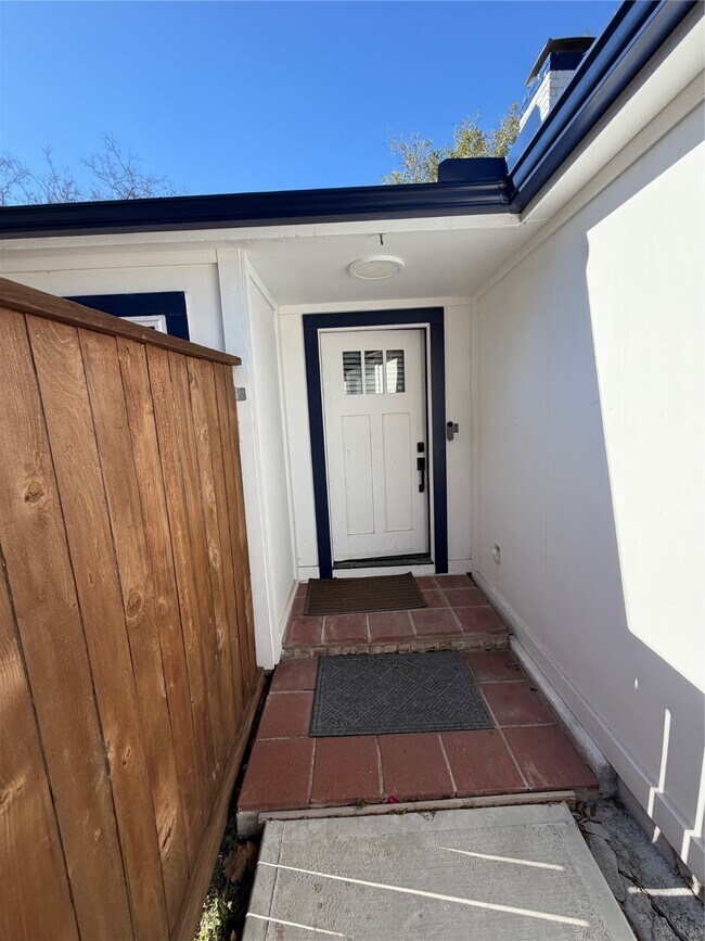 Foto del edificio - 2218 Round Lake Dr