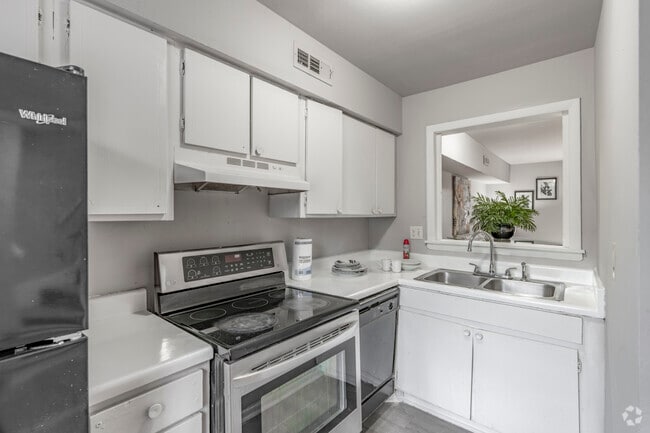 2BR, 1BA - 830SF - Park Fairfax Apartments