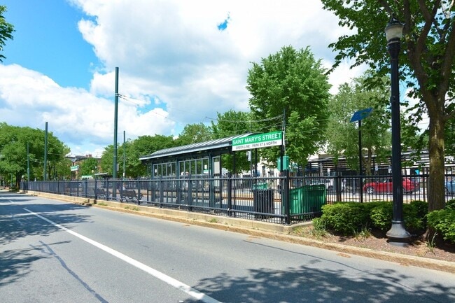 Foto del edificio - Giant 4 Bed with Utilities Incuded!!!