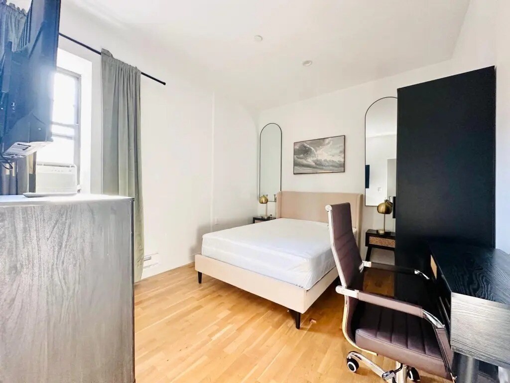 Private bedroom in 3 bed / 1.5 bath Home Condo for Rent in Brooklyn, NY
