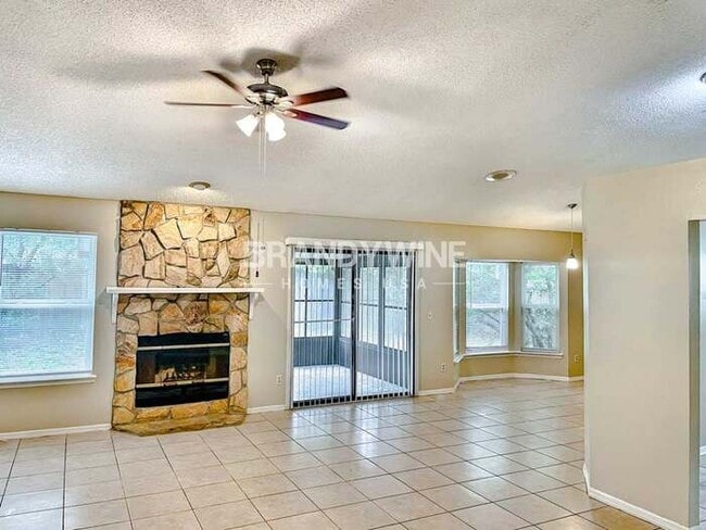 Foto del edificio - 7658 Collins Ridge Blvd