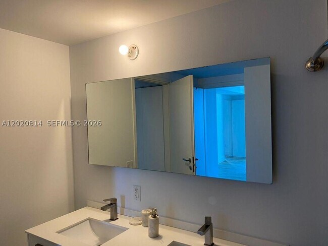 Building Photo - 1300 Brickell Bay Dr