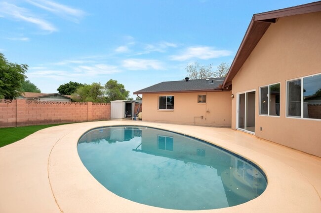 Building Photo - 6-Bedroom Tempe Home with Private Pool, Garage & Ideal Location