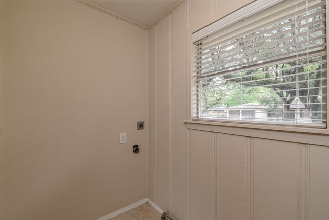 Building Photo - 1509 N San Jacinto St