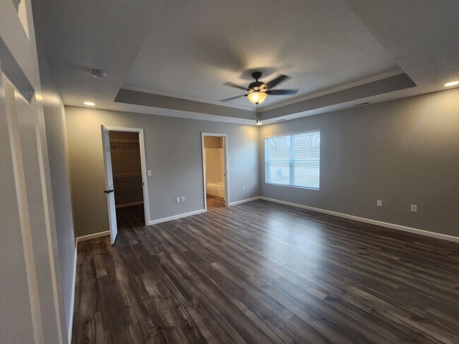 Foto del edificio - East Side Terre Haute - 5 Bedroom, 3 Baths, 2 Car Garage Home!