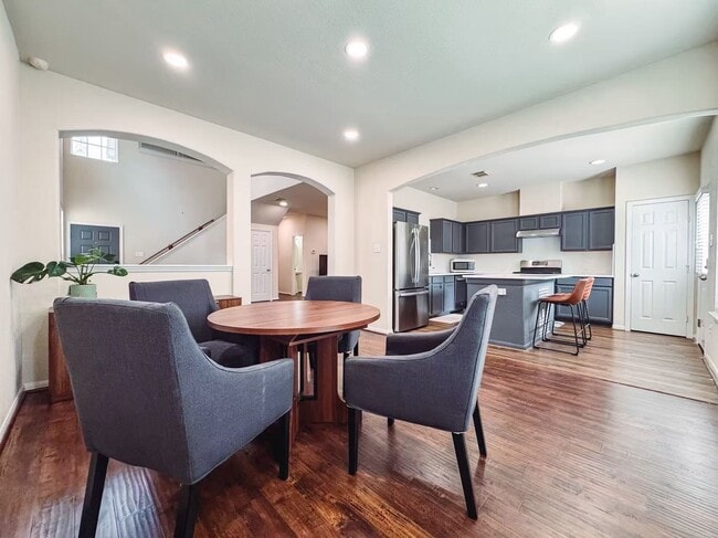 Building Photo - 3923 Calgary Cir