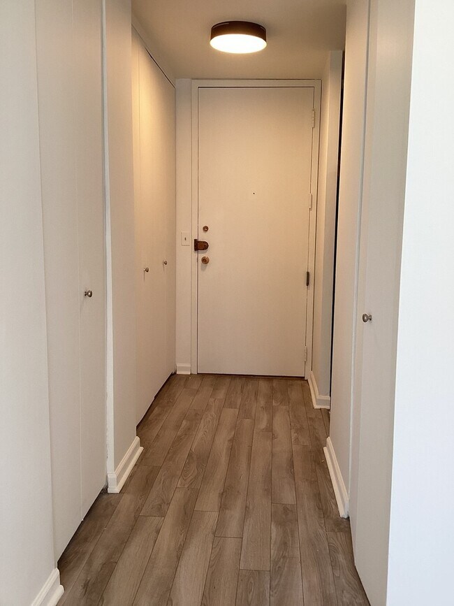 Foto del edificio - 5100 N Marine Dr