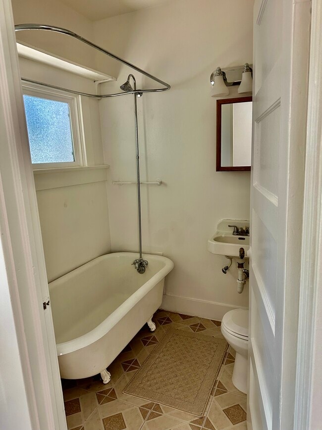 Building Photo - 909-902 Stillman Ave