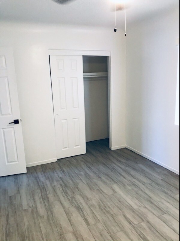 Building Photo - 1401 W Clarendon Ave