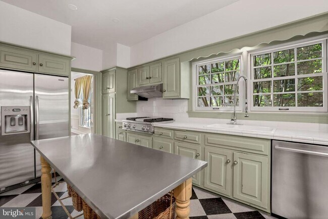 Foto del edificio - 4925 Weaver Terrace NW