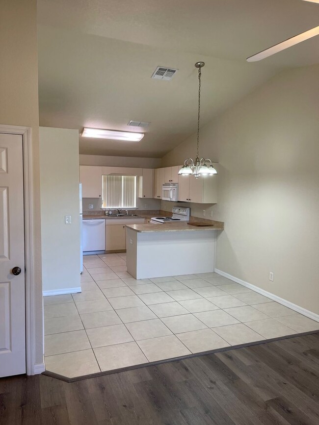 Building Photo - 2 Bedroom/2 Bathroom Apartment