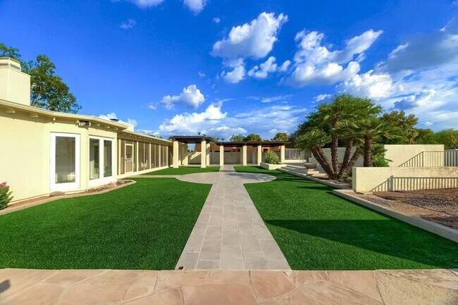 Foto del edificio - 5826 N Monte Vista Dr