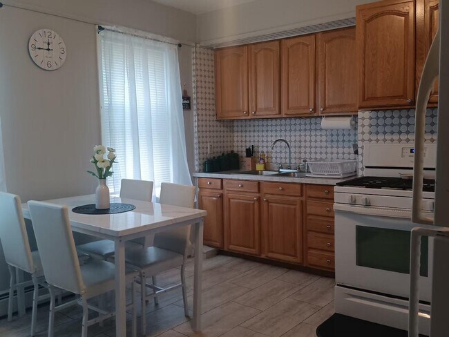 Building Photo - 125 Salina St