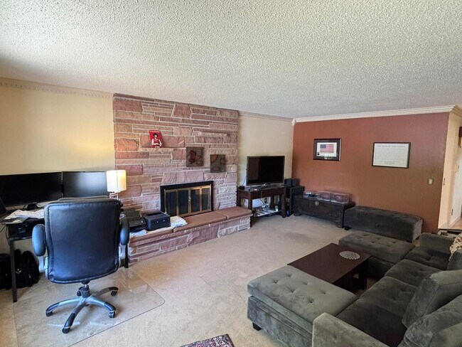Building Photo - 4 bedroom 3 bath with large backyard
