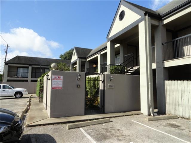 Exterior/parking view - 2001 Branard St