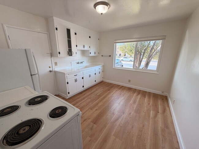 Foto del edificio - BRIGHT & SPACIOUS 2 BEDROOM/1 BATH AVAILABLE TO RENT IN LIVERMORE CA WITH $500 OFFFIRST MONTH'S R...