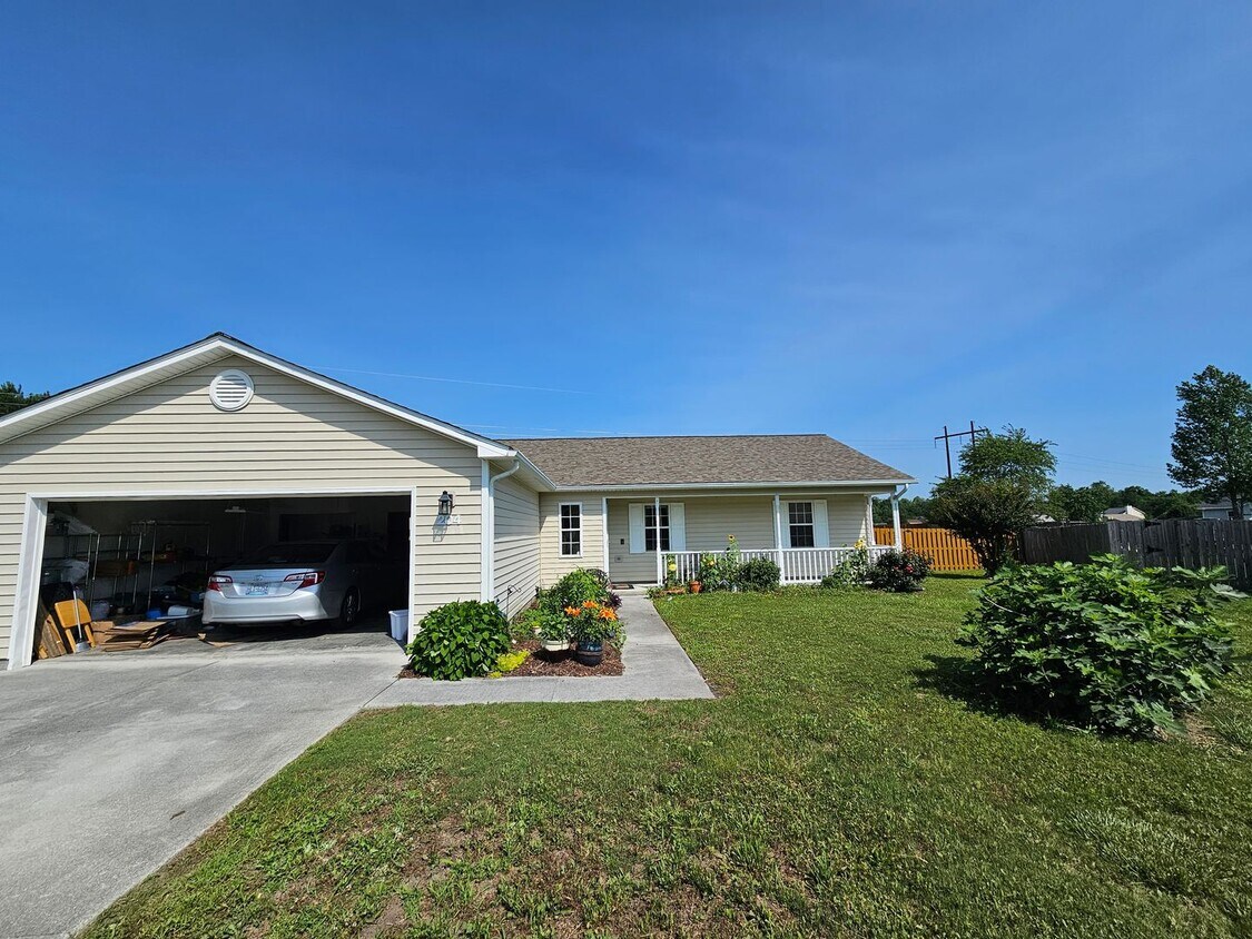 Foto principal - Well Maintained 3 Bed Home on Half an Acre!