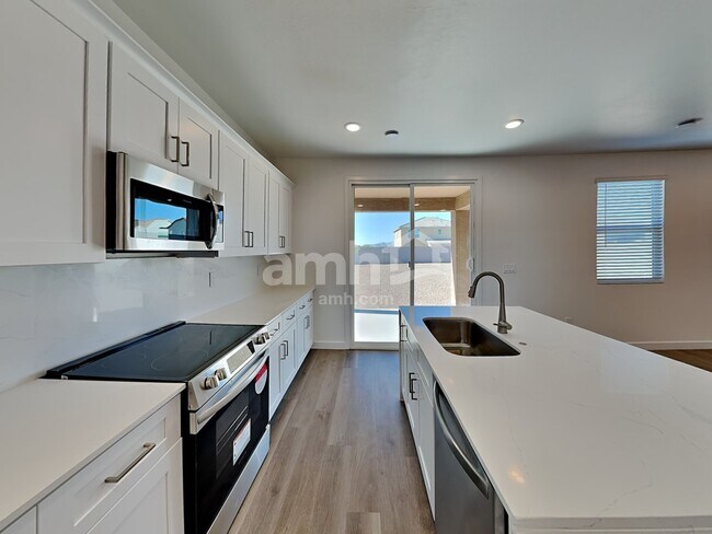 Foto del edificio - 18475 W Honeysuckle Dr