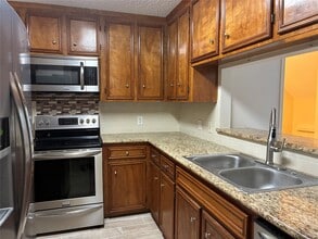 Building Photo - 13784 Hollowgreen Dr
