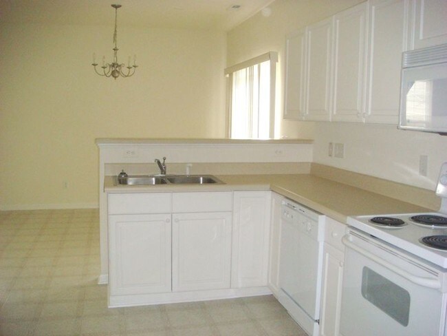 Building Photo - Lovely 3BR/2.5BA with 2 car garage and loft