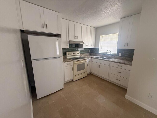 Foto del edificio - 7517 Lakeshore Dr