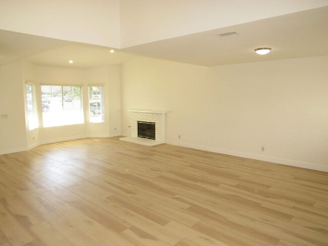 Foto del edificio - 1099 W Ontario Ave