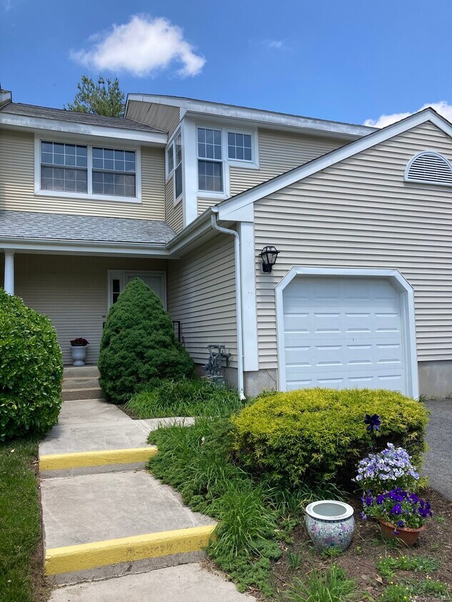 Primary Photo - 202 Limner Cir