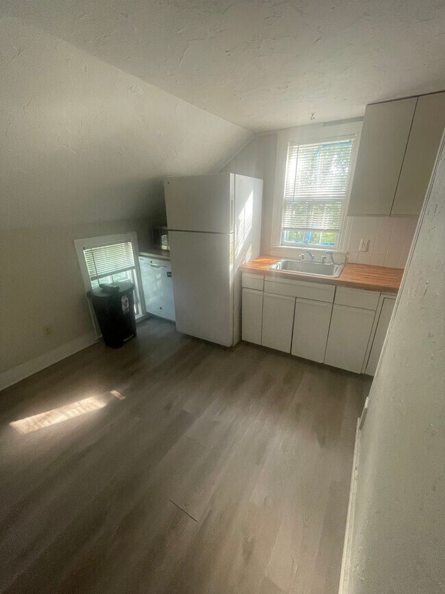 Building Photo - Large 3 bed located next to the Commuter R...