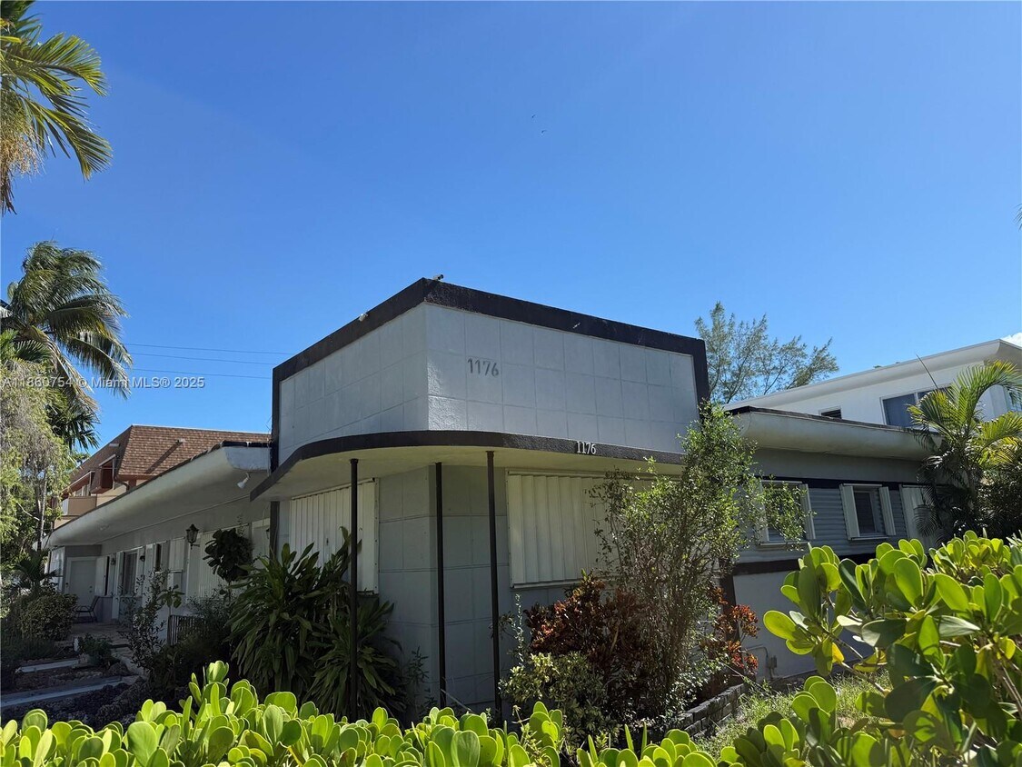 Primary Photo - 1176 Marseille Dr
