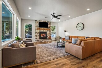 Building Photo - 1013 Yew Wood St