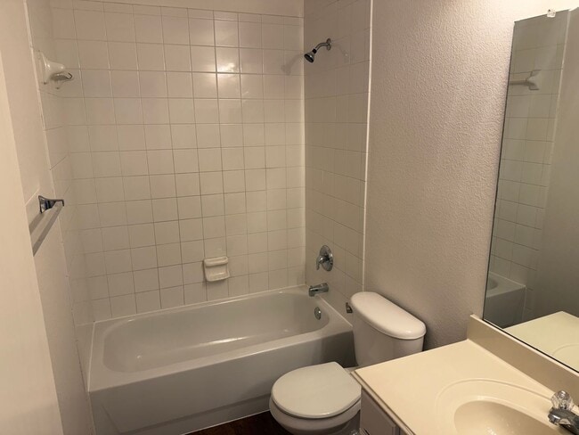 Foto del edificio - Move-in Ready Open Layout with a Huge Yard!