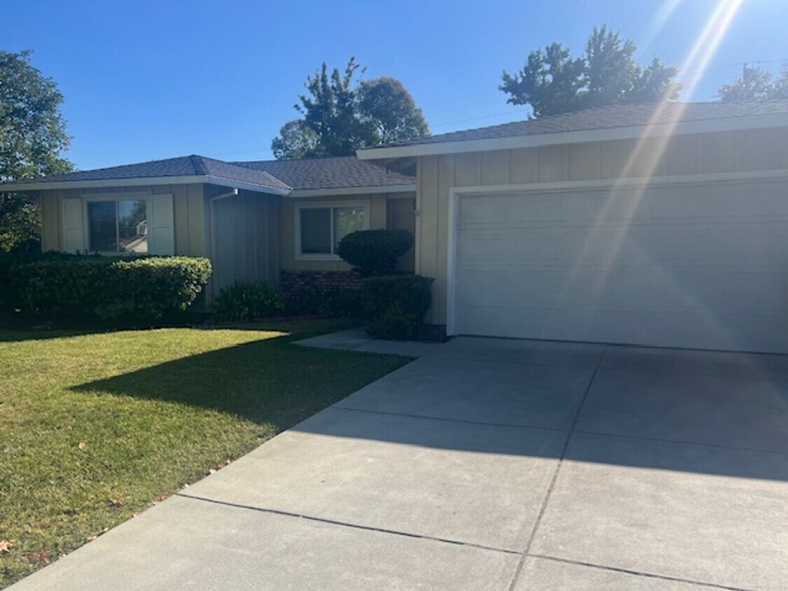 Primary Photo - Great 3 Bedroom Updated Single Family on L...