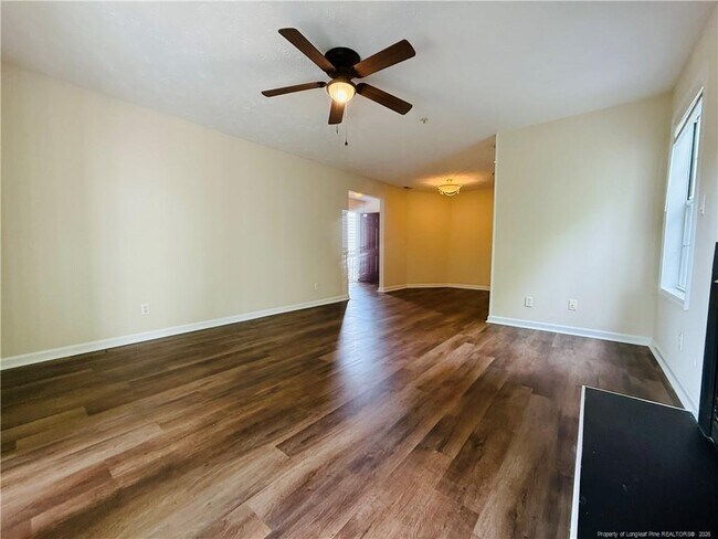 Foto del edificio - 349 Waterdown Dr