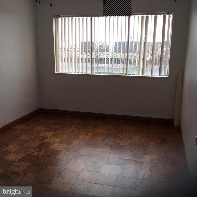 Foto del edificio - 5831 Quantrell Ave