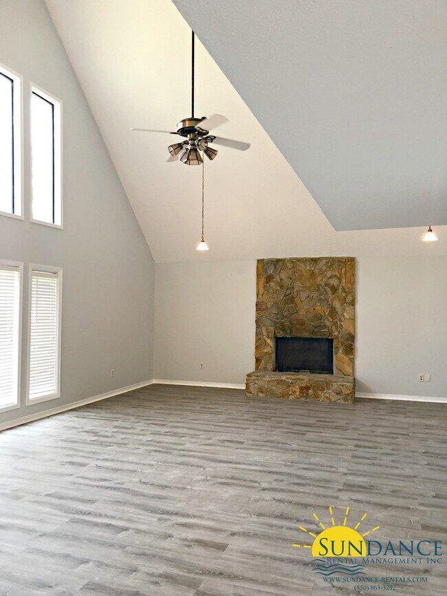 Building Photo - Nice large home in Destin located directly...