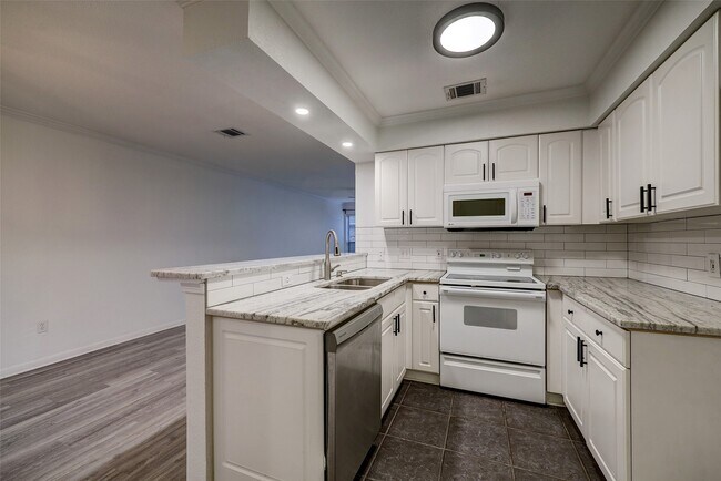 Foto del edificio - 2513 Bering Dr