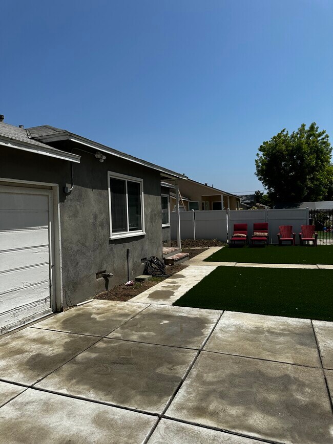 Building Photo - 7044 Yarmouth Ave