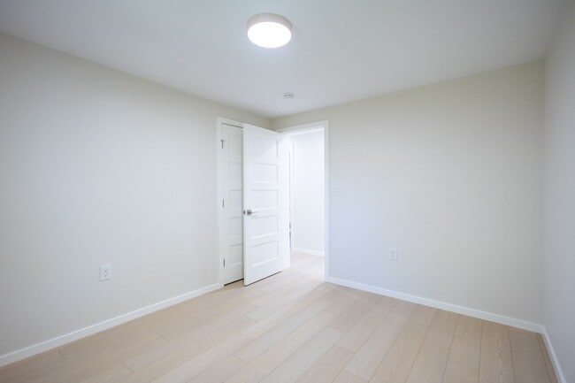Building Photo - Newly Renovated 3 BR/2 BA Single-Family Ho...