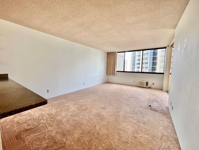 Building Photo - Kukui Plaza - Ewa Tower -1 bedroom, 1 bath...