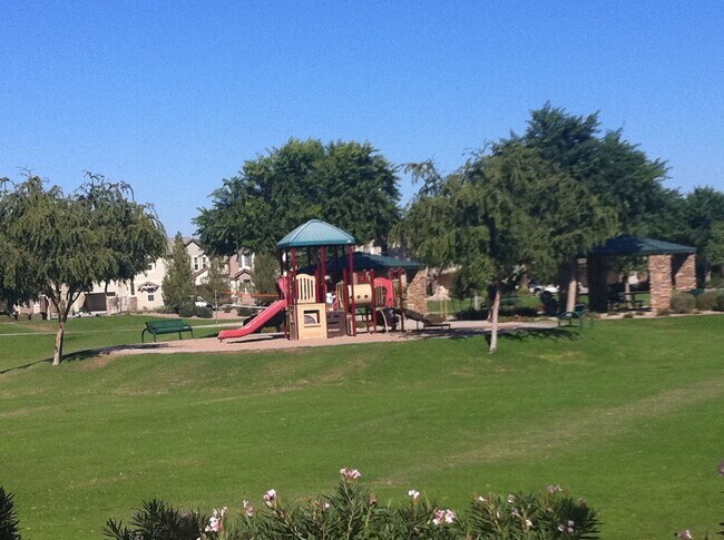 Foto del edificio - TRI LEVEL 4 BEDROOM LOCATED IN THE WILLOWS...