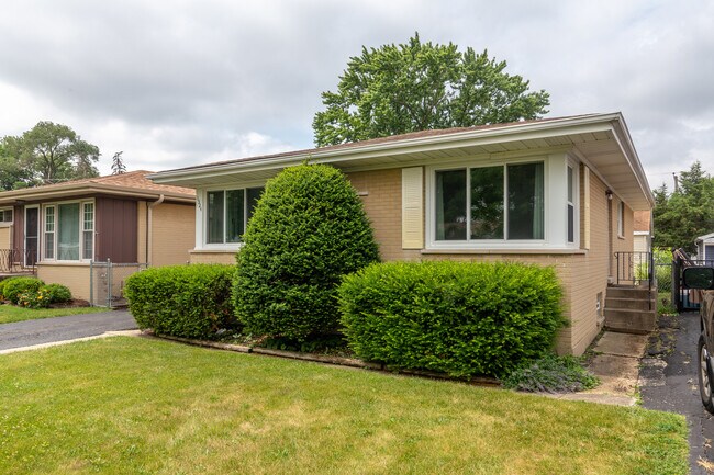 Building Photo - 1324 S Evergreen Ave