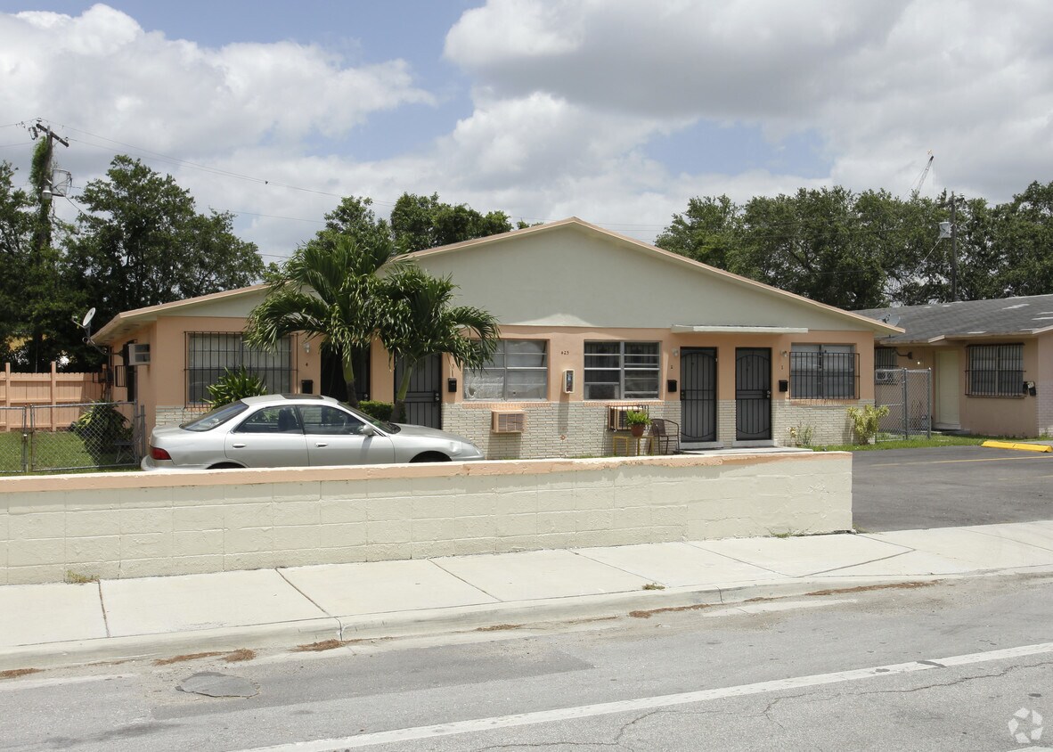 Building Photo - 405-425 Ali Baba Ave
