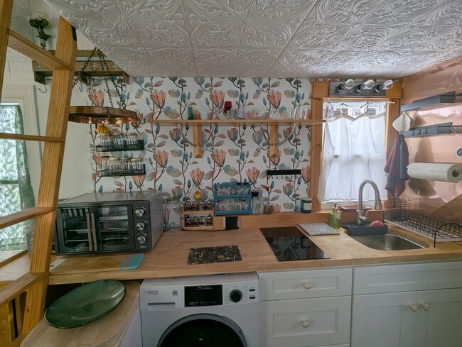 Building Photo - 16 Pine St