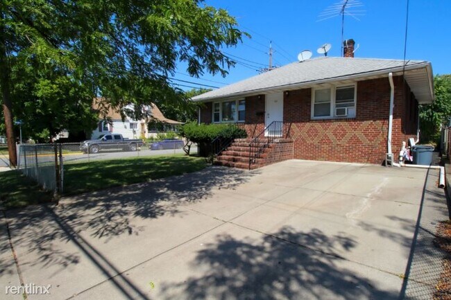 Building Photo - 2 br, 1 bath House - 49 Lawrence Ave