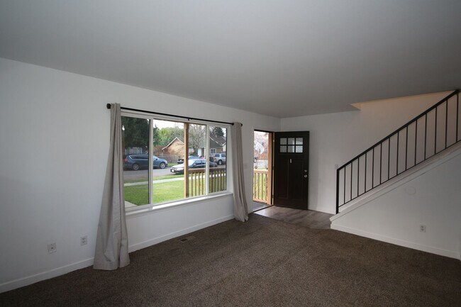 Foto del edificio - Updated Tacoma Home with Spacious Layout & Fully Fenced Yard