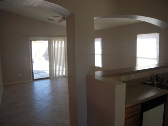 Foto del edificio - 3 BDRM 2 BTH HOME IN GOODYEAR
