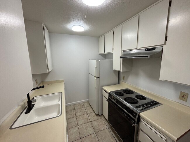 Foto del edificio - FREE DECEMBER RENT! Rosemont Condo - Spacious & Updated 2-Bed, 1-Bath Condo with In-Unit Laundry!