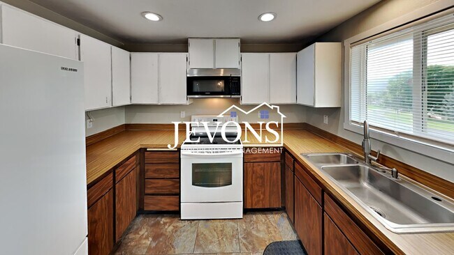 Building Photo - Spacious 4-bedroom family home with a full...
